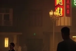 大师兄影视主推专题：雨夜街灯下的人影与摊开的旧档案资料叠影