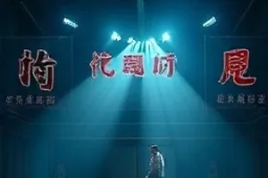 《雪落无声处》封面：小镇屋檐积雪与一盏昏黄门灯