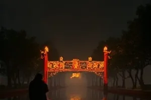 《归途有雪》封面：雪夜公路上缓慢行驶的车灯轨迹